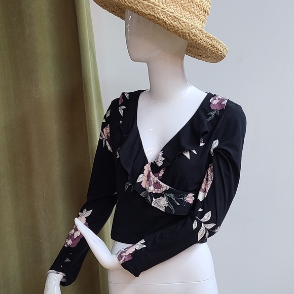 🦋 ❤️4/$20❤️ NWT Floral Printed Long Sleeve Crop Top